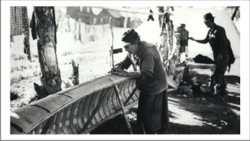 Building birchbark canoes - step by step instructions